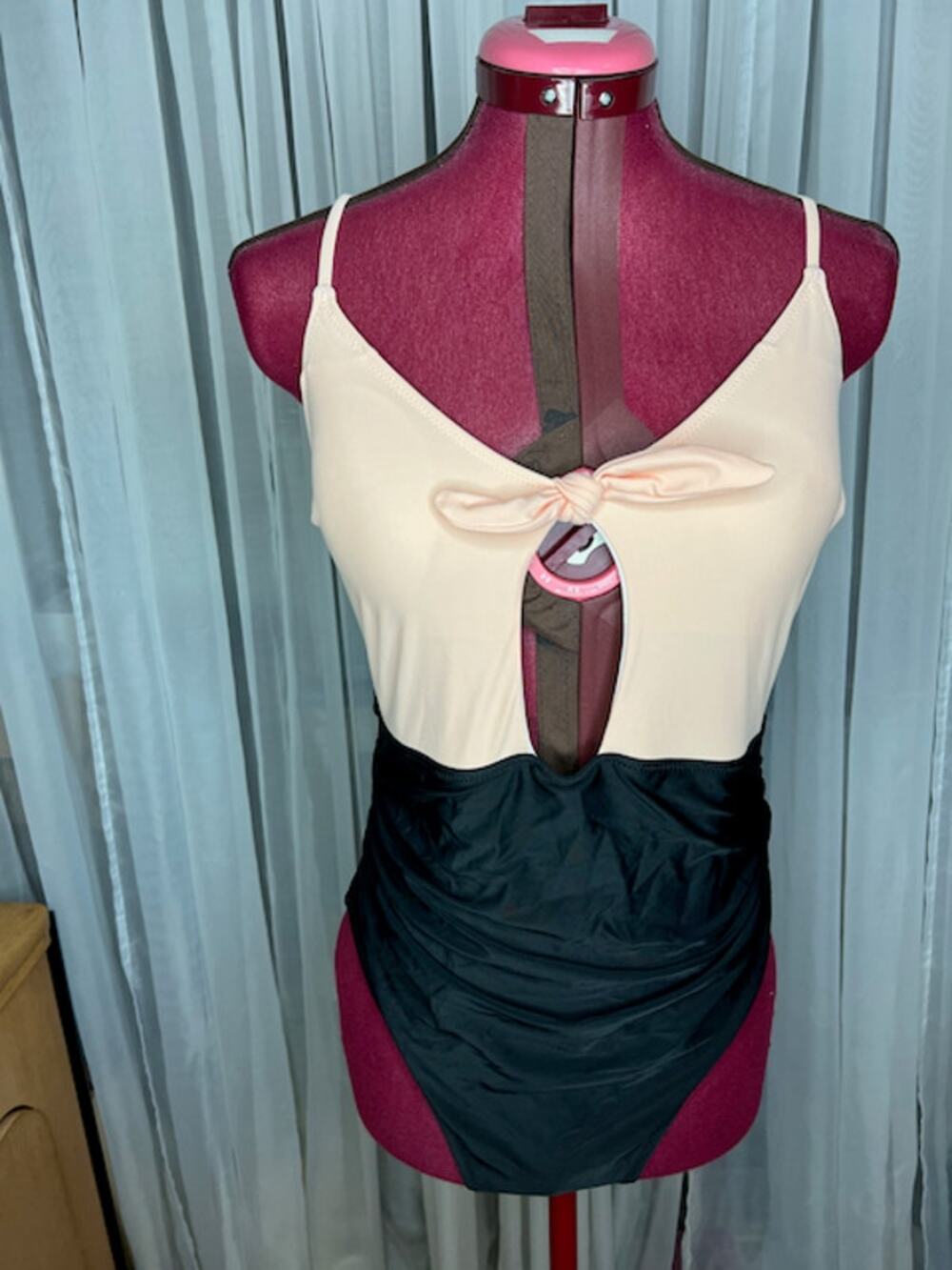 Cupshe Keyhole One Piece Swimsuit tie front pink black
